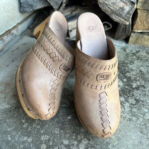 UGG VIVICA Tan Leather Clogs with Woven Accents & sherpa lining Sz-6. Q